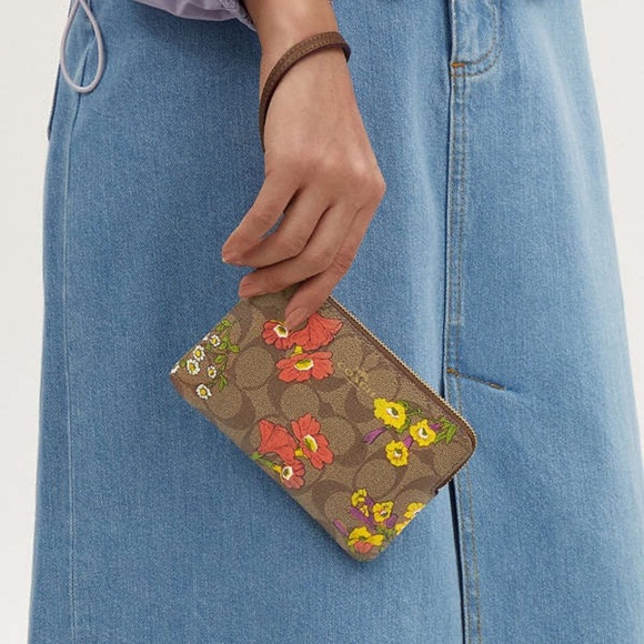 Coach Corner Zip Wristlet In Signature Canvas With Floral Print - NWT - Picture 1 of 16